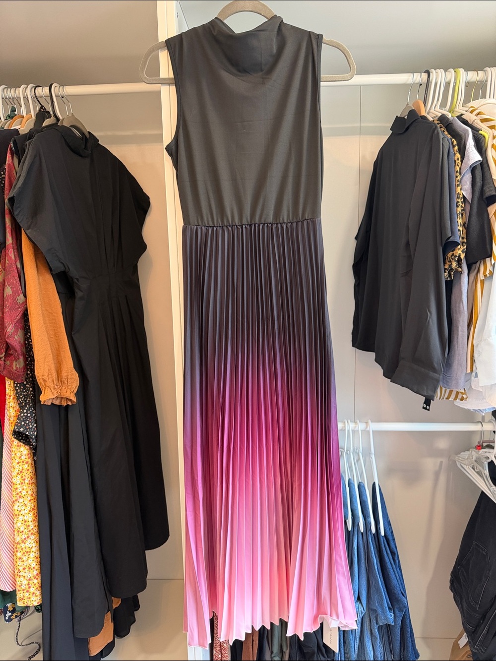 Commense Sleeveless Maxi Dress with Black-to-Pink Ombre Pleats